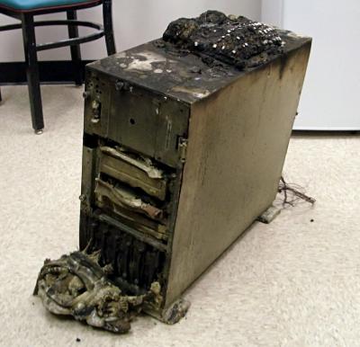 Brændt computer. Fra <a href="https://simple.wikipedia.org/wiki/Backup#/media/File:Backup_Backup_Backup_-_And_Test_Restores.jpg">Wikipedia</a>. Licens: CC BY 2.0 Brændt computer